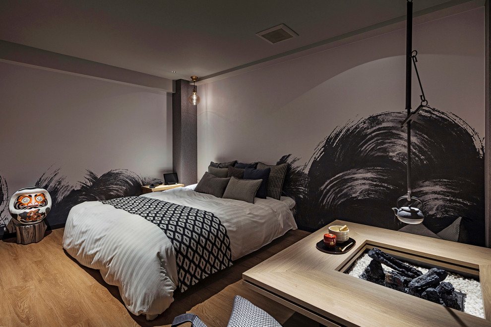 На фото: большая гостевая спальня (комната для гостей) в стиле модернизм с серыми стенами, светлым паркетным полом, коричневым полом, потолком с обоями и обоями на стенах без камина