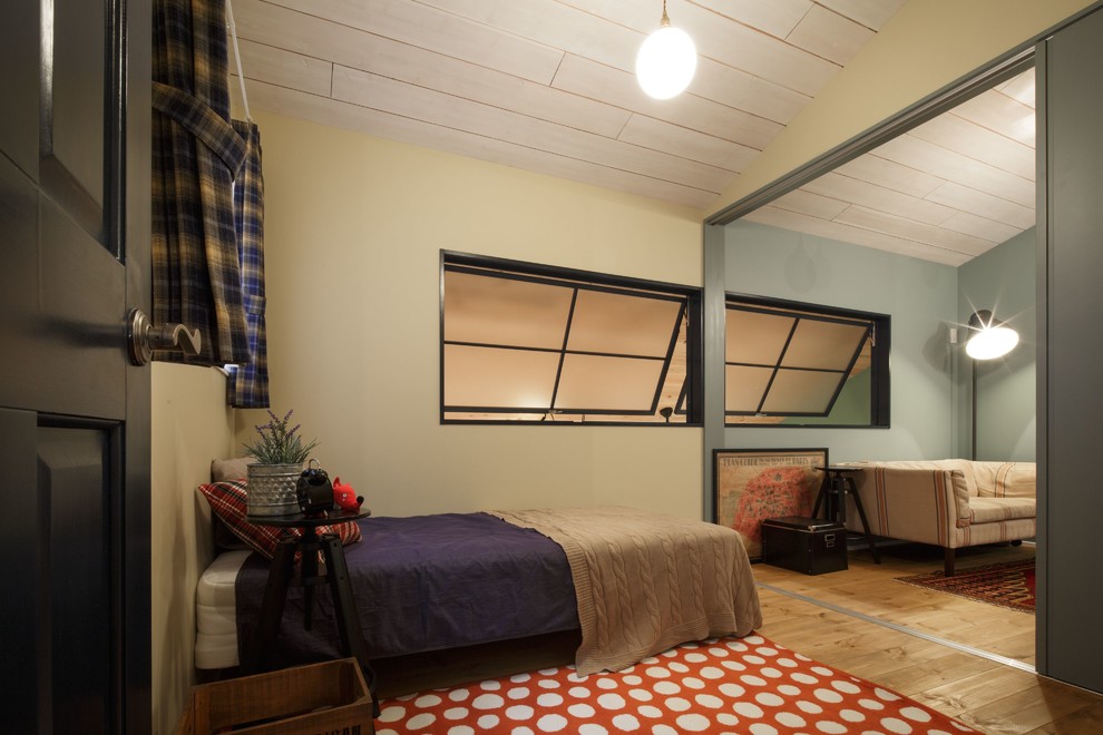Idéer för ett minimalistiskt sovrum, med flerfärgade väggar, mellanmörkt trägolv och brunt golv