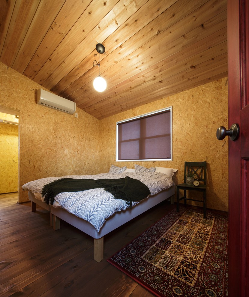 他の地域にあるインダストリアルスタイルのおしゃれな寝室 (茶色い壁、無垢フローリング、茶色い床)