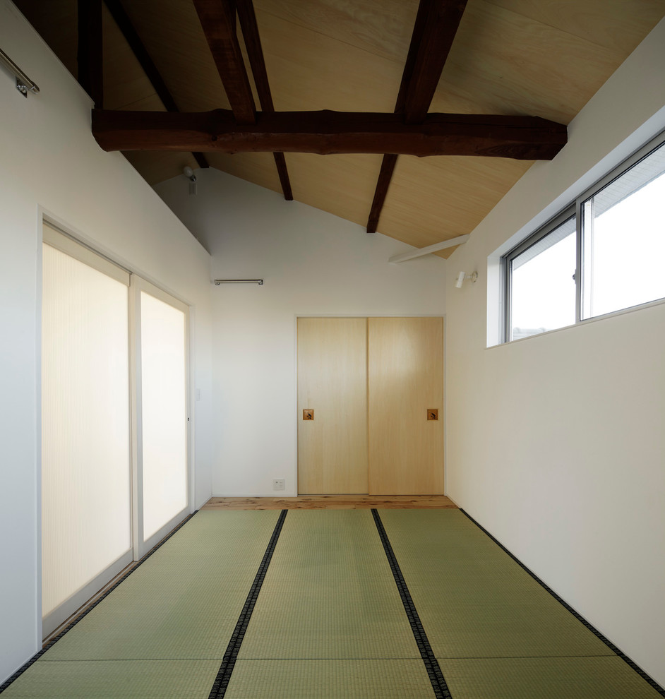 東京23区にある中くらいなアジアンスタイルのおしゃれな主寝室 (白い壁、暖炉なし) のインテリア