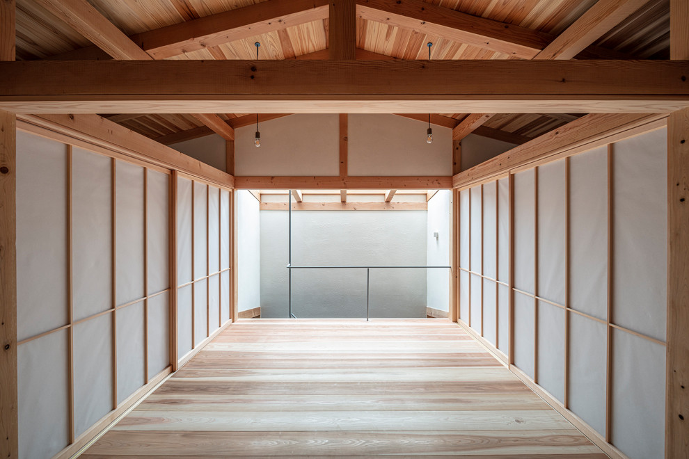 Kleines Skandinavisches Hauptschlafzimmer mit weißer Wandfarbe und braunem Holzboden in Tokio