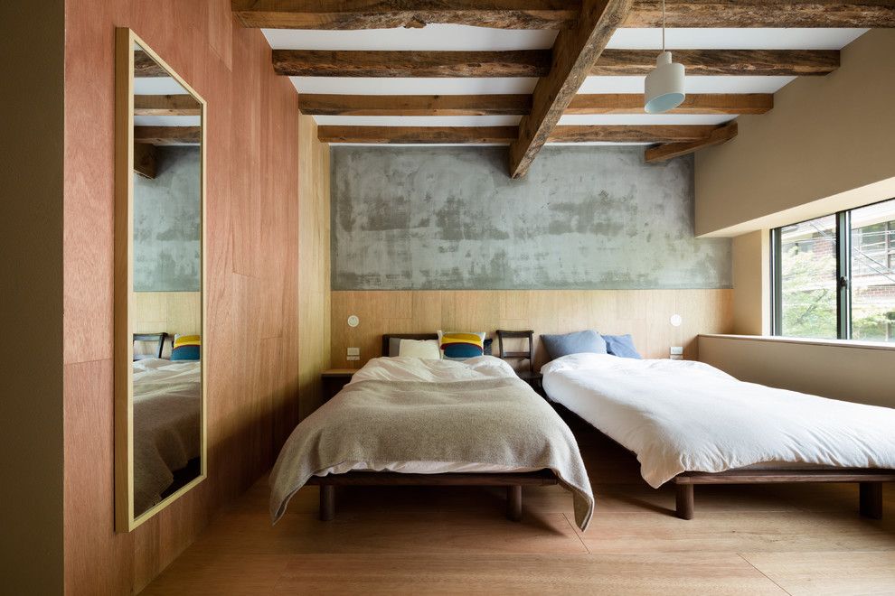 Réalisation d'une chambre parentale asiatique de taille moyenne avec un mur beige, un sol en bois brun et aucune cheminée.