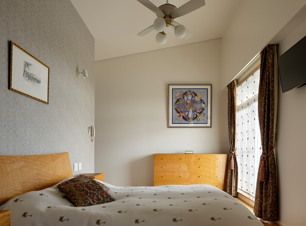 Идея дизайна: хозяйская спальня среднего размера в средиземноморском стиле с разноцветными стенами, полом из фанеры и коричневым полом