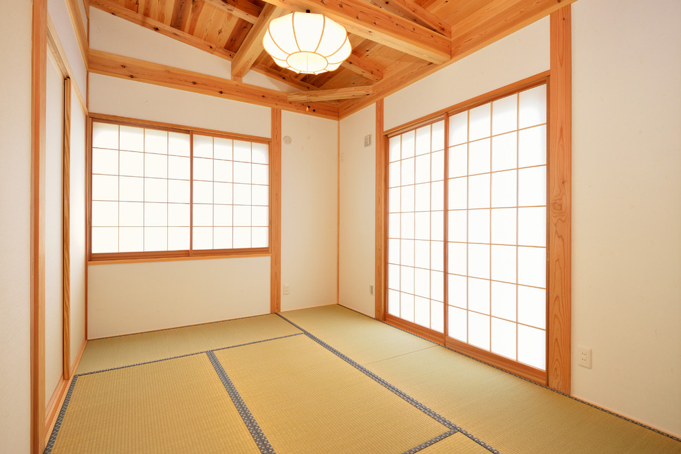 Asiatisk inredning av ett mellanstort huvudsovrum, med vita väggar och tatamigolv