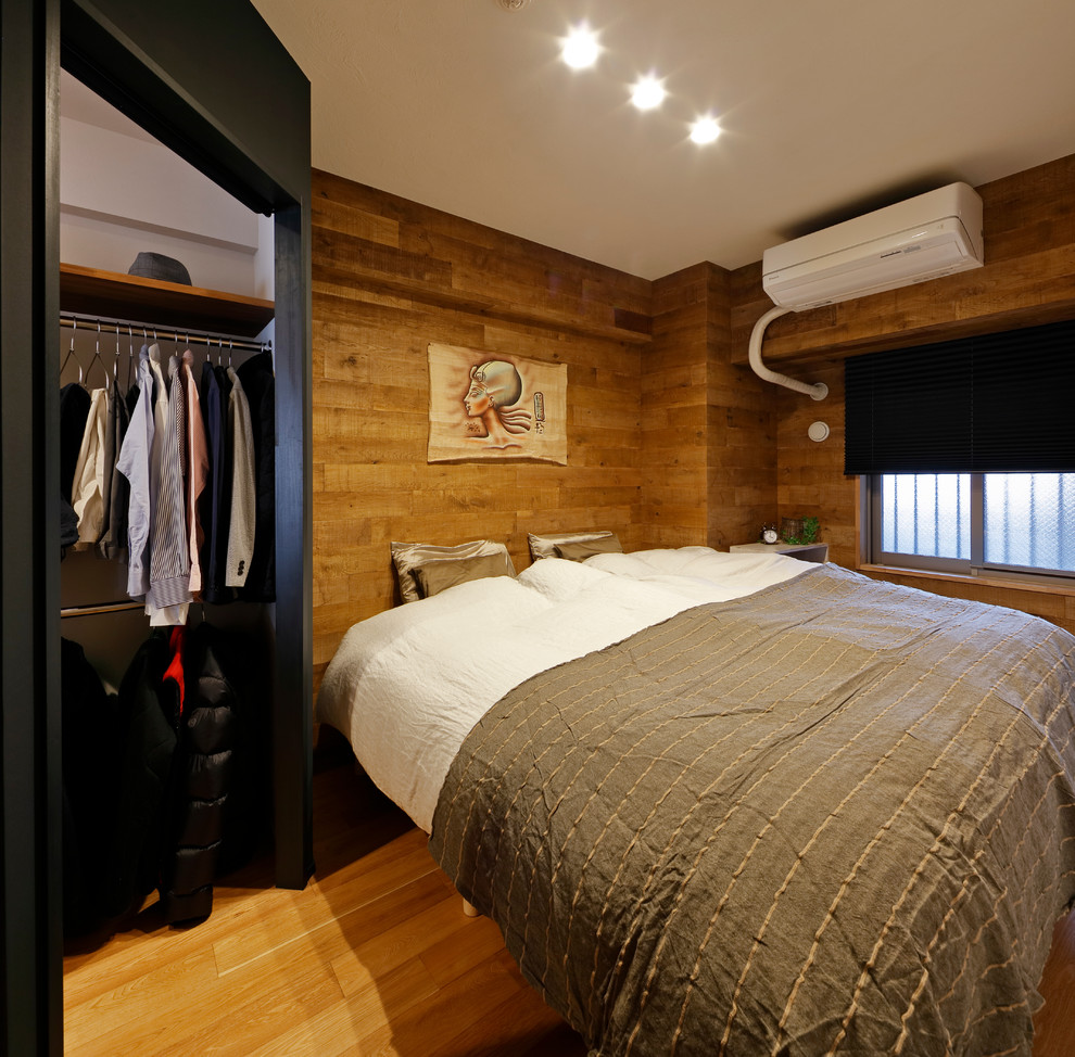 他の地域にあるミッドセンチュリースタイルのおしゃれな寝室 (茶色い壁、無垢フローリング、茶色い床) のレイアウト