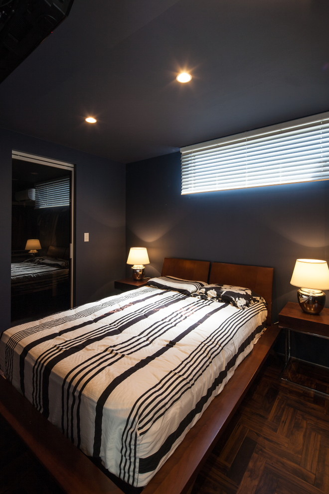 他の地域にあるモダンスタイルのおしゃれな主寝室 (青い壁、クッションフロア、茶色い床) のインテリア