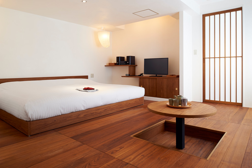 Foto de habitación de invitados de estilo zen sin chimenea con suelo de madera en tonos medios y paredes blancas