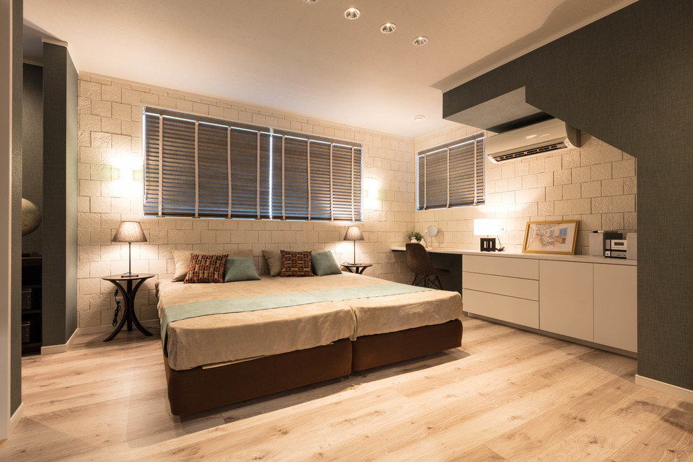 他の地域にあるコンテンポラリースタイルのおしゃれな寝室 (白い壁、塗装フローリング、グレーの床)