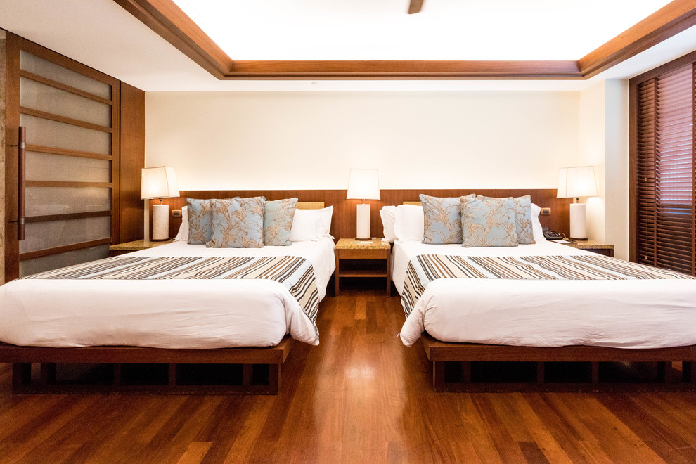 На фото: спальня в восточном стиле с белыми стенами, паркетным полом среднего тона и коричневым полом
