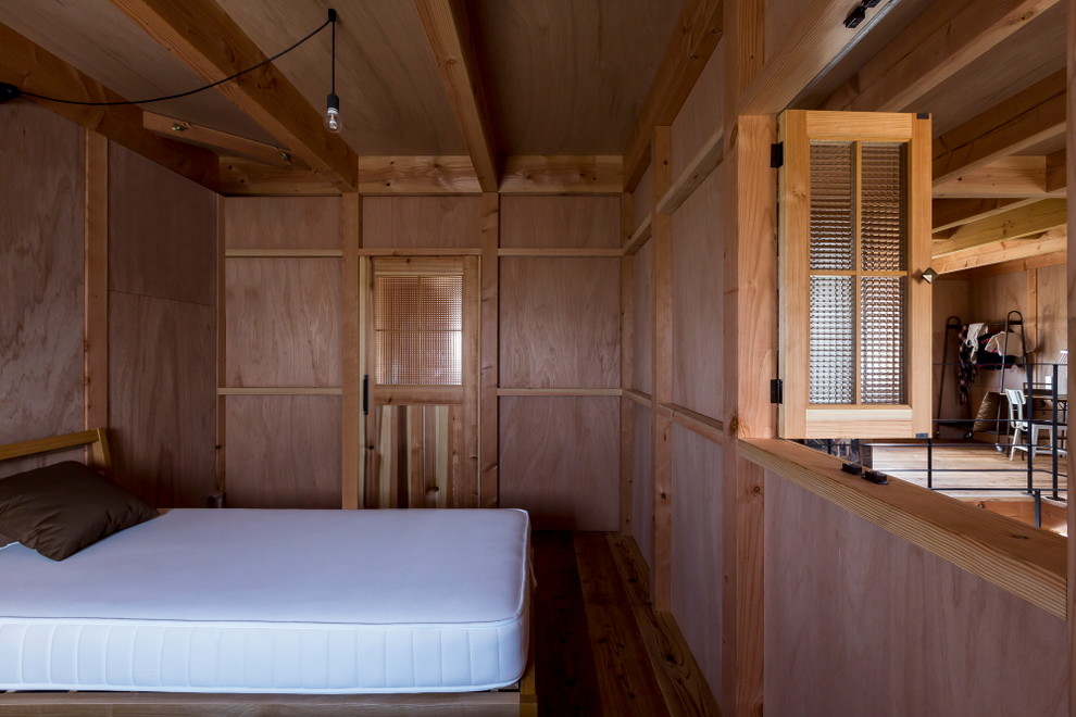 Diseño de dormitorio principal rústico de tamaño medio sin chimenea con paredes beige, suelo de madera en tonos medios y suelo beige