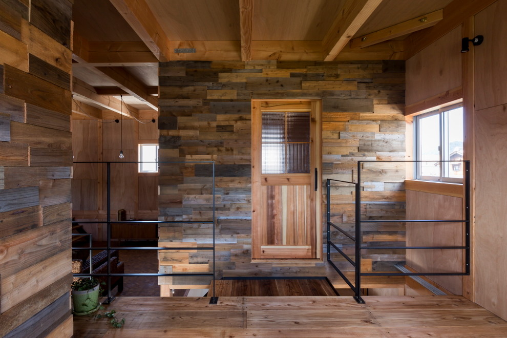 Mittelgroßes Rustikales Hauptschlafzimmer mit beiger Wandfarbe, braunem Holzboden und beigem Boden in Sonstige