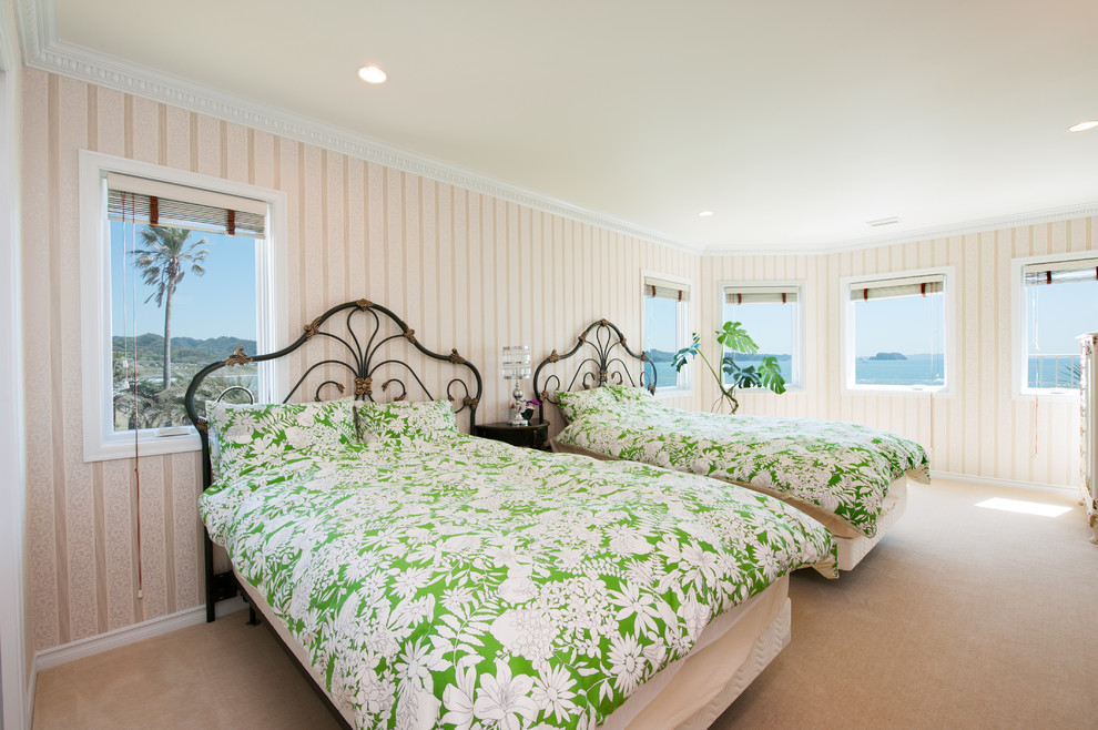 Foto di una camera da letto tropicale con pareti beige, moquette e pavimento marrone