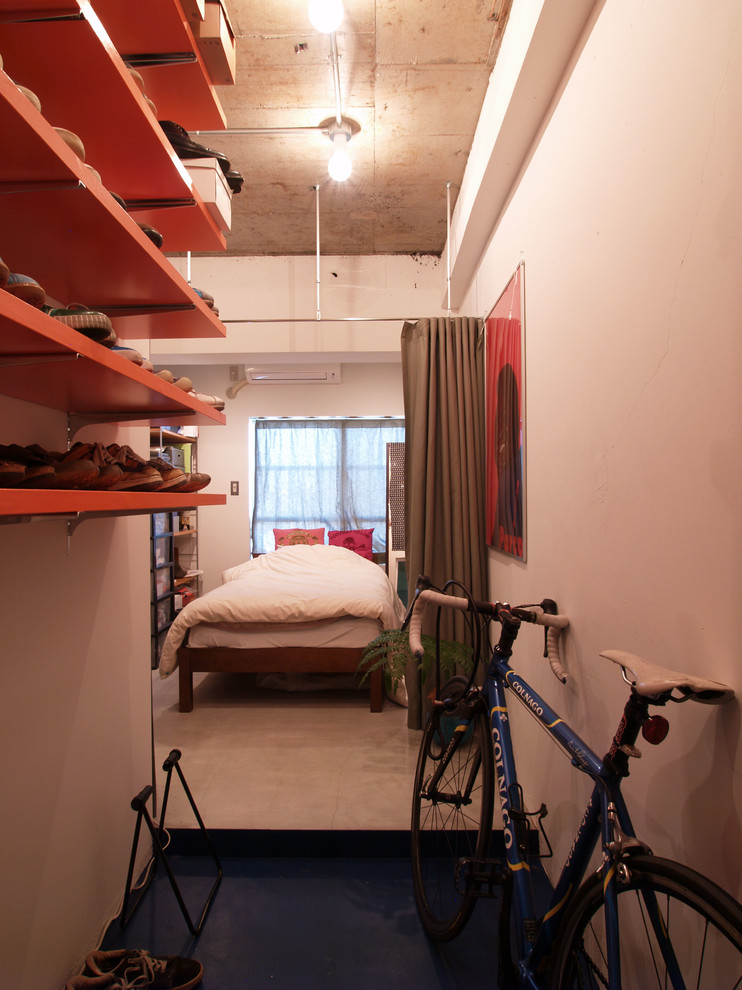 Kleines Industrial Hauptschlafzimmer ohne Kamin mit weißer Wandfarbe und Betonboden in Tokio