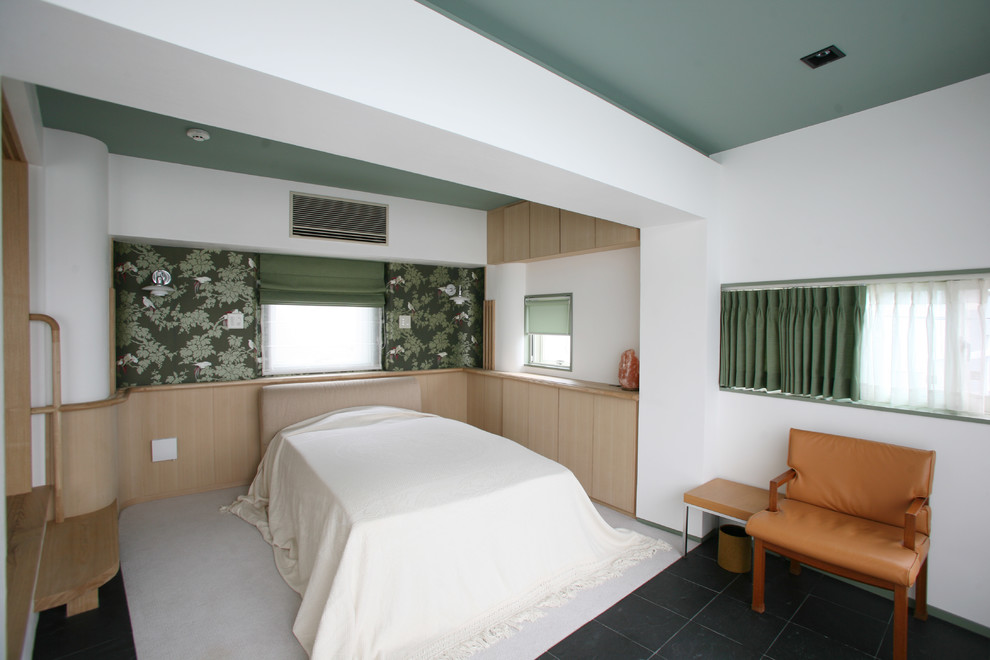Asiatisches Gästezimmer mit weißer Wandfarbe und buntem Boden in Tokio Peripherie