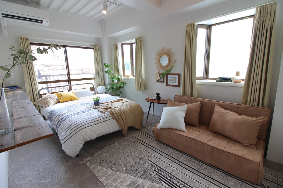 Imagen de dormitorio moderno con paredes blancas y suelo gris