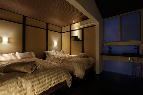 Foto di una piccola camera da letto etnica con pareti grigie, pavimento in gres porcellanato e pavimento grigio