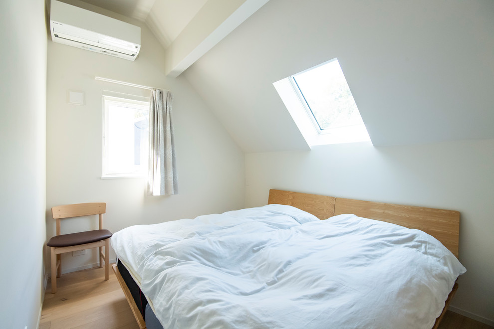 福岡にある小さな北欧スタイルのおしゃれな寝室 (白い壁、淡色無垢フローリング、ベージュの床)