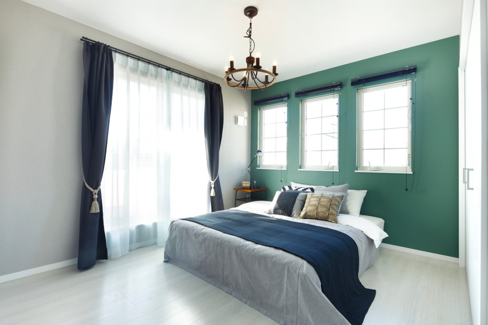 Foto di una camera da letto stile marinaro con pareti multicolore