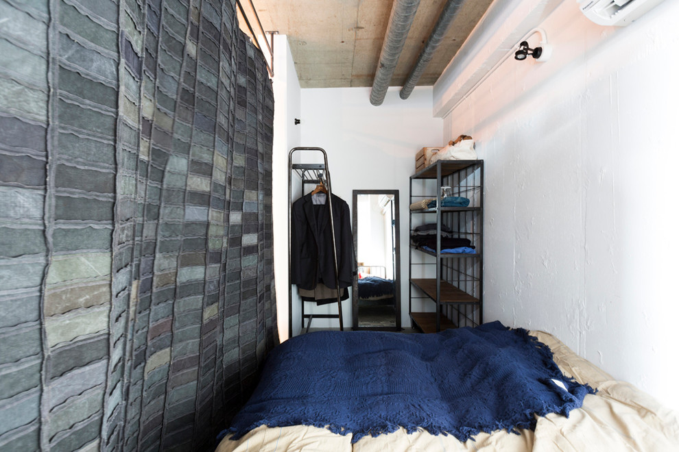 Kleines Industrial Schlafzimmer mit weißer Wandfarbe in Tokio