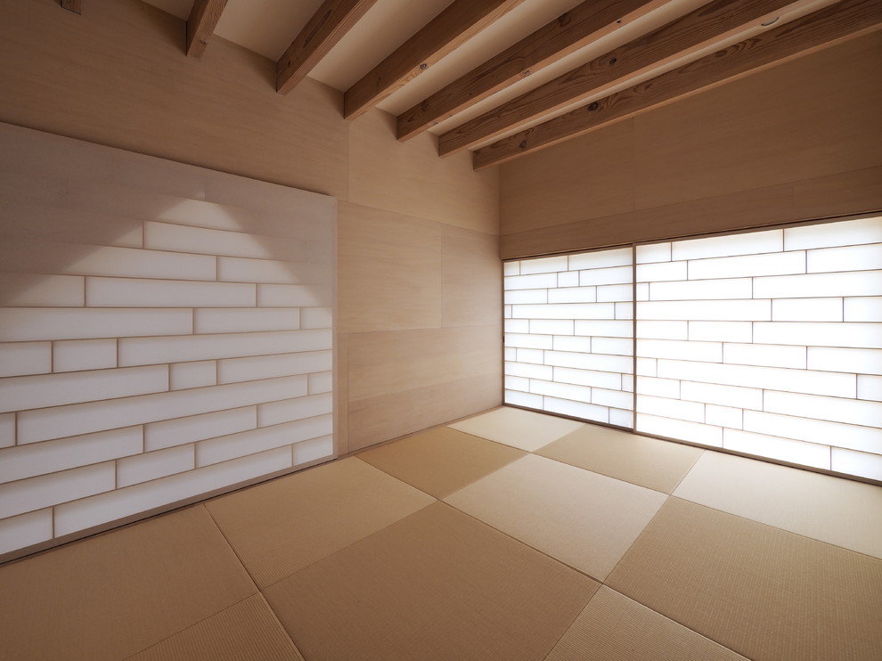 Imagen de dormitorio de estilo zen sin chimenea con paredes beige