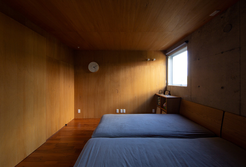 Источник вдохновения для домашнего уюта: спальня в восточном стиле с коричневыми стенами, паркетным полом среднего тона и коричневым полом