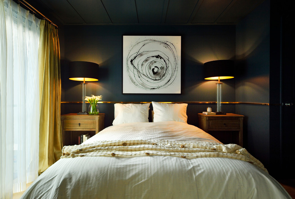 Стильный дизайн: спальня в стиле неоклассика (современная классика) с черными стенами - последний тренд