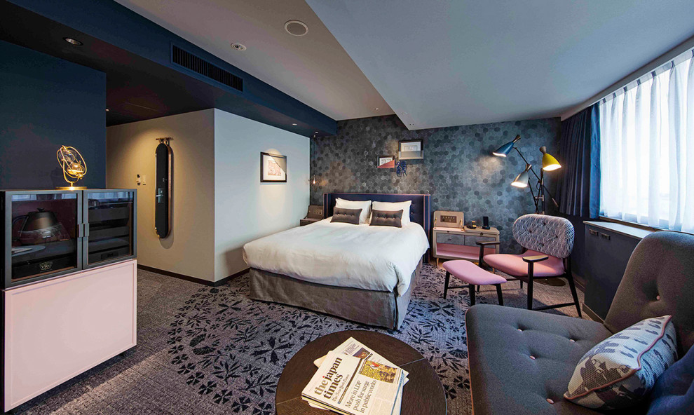 Geräumiges Modernes Gästezimmer ohne Kamin mit blauer Wandfarbe, Teppichboden, grauem Boden, Tapetendecke und Tapetenwänden in Tokio