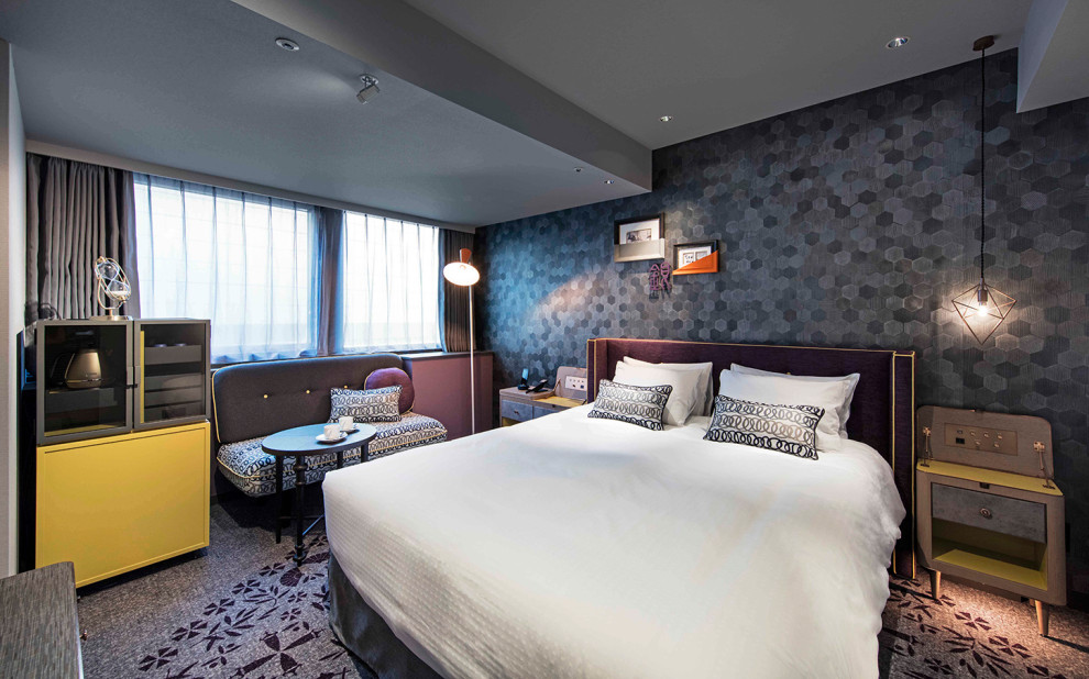 Свежая идея для дизайна: огромная гостевая спальня (комната для гостей) в современном стиле с синими стенами, ковровым покрытием, серым полом, потолком с обоями и обоями на стенах без камина - отличное фото интерьера