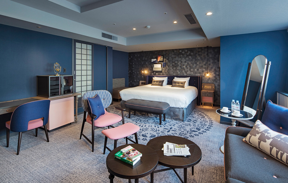 Imagen de habitación de invitados actual extra grande sin chimenea con paredes azules, moqueta, suelo gris, papel pintado y papel pintado