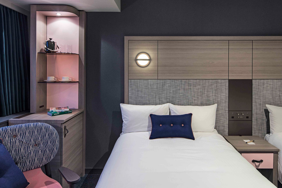 Стильный дизайн: огромная гостевая спальня (комната для гостей) в современном стиле с синими стенами, ковровым покрытием, серым полом, потолком с обоями и обоями на стенах без камина - последний тренд
