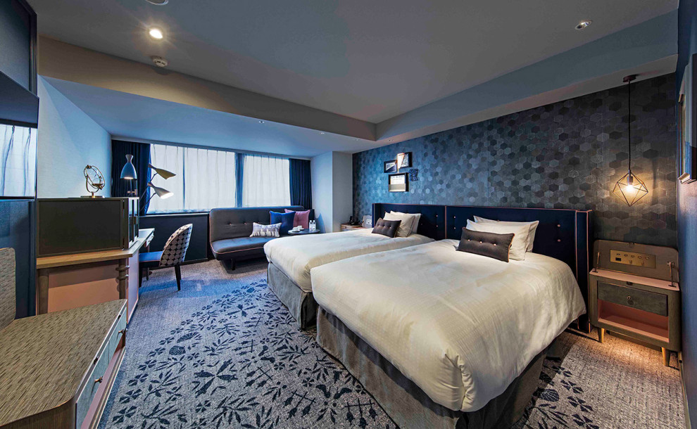 На фото: огромная гостевая спальня (комната для гостей) в современном стиле с синими стенами, ковровым покрытием, серым полом, потолком с обоями и обоями на стенах без камина