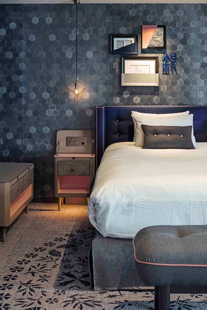 Modelo de habitación de invitados contemporánea extra grande sin chimenea con paredes azules, moqueta, suelo gris, papel pintado y papel pintado
