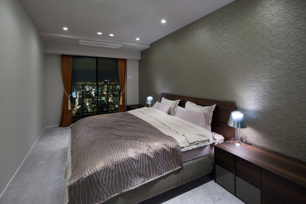 Modernes Schlafzimmer mit grauer Wandfarbe in Osaka