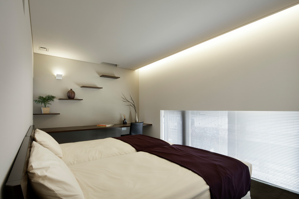 他の地域にあるコンテンポラリースタイルのおしゃれな主寝室 (白い壁、カーペット敷き、茶色い床、クロスの天井、壁紙)