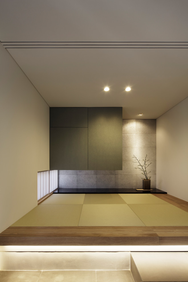 Imagen de habitación de invitados actual con paredes grises, tatami, suelo verde y papel pintado
