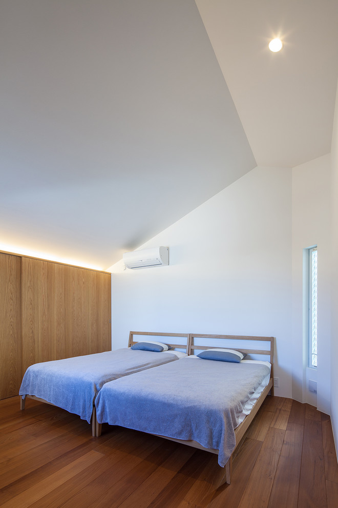 Свежая идея для дизайна: хозяйская спальня среднего размера в скандинавском стиле с белыми стенами, паркетным полом среднего тона и коричневым полом - отличное фото интерьера