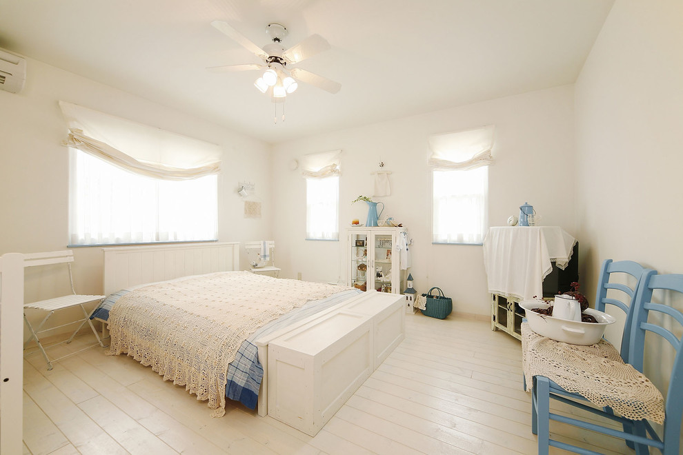 Ispirazione per una camera da letto shabby-chic style con pareti bianche, pavimento in legno verniciato e pavimento bianco