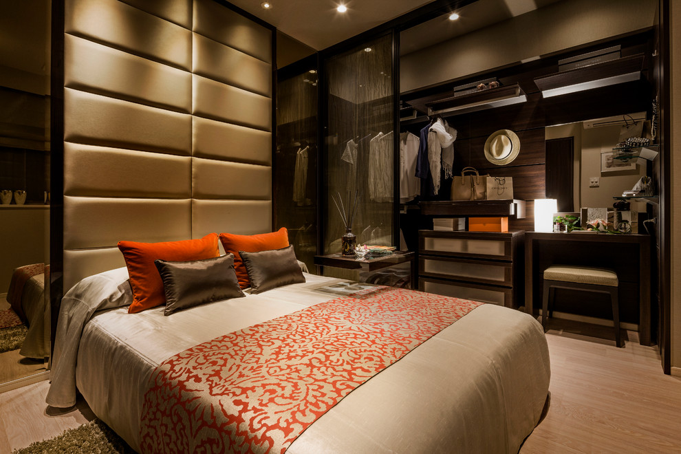 Imagen de dormitorio principal actual con paredes beige, suelo de madera clara y suelo beige
