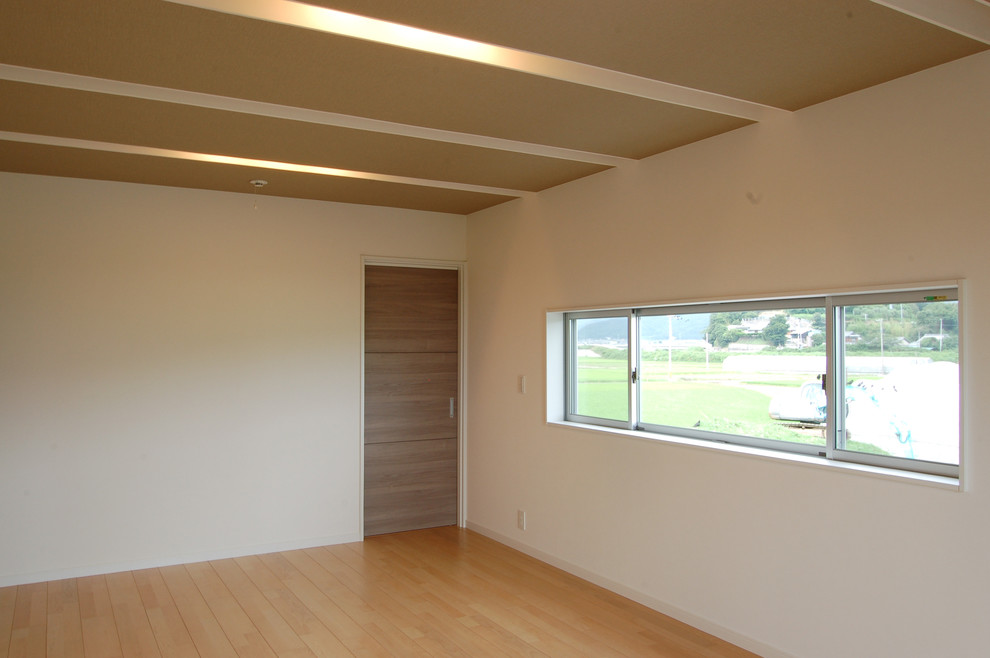Idéer för ett huvudsovrum, med vita väggar, plywoodgolv och brunt golv