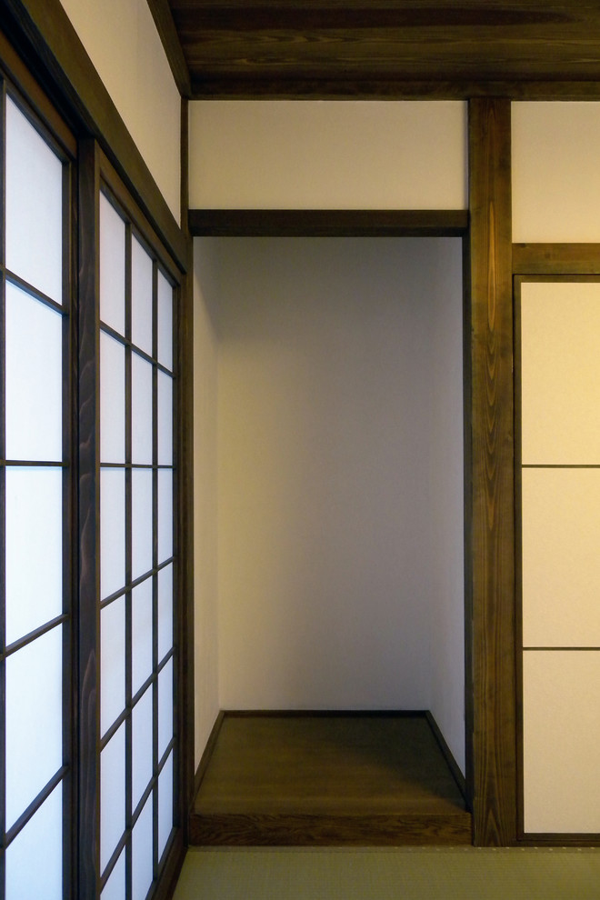 Foto de habitación de invitados de estilo zen con paredes blancas y tatami