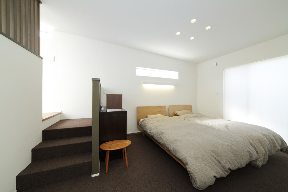 大阪にあるモダンスタイルのおしゃれな主寝室 (白い壁、カーペット敷き、暖炉なし) のインテリア