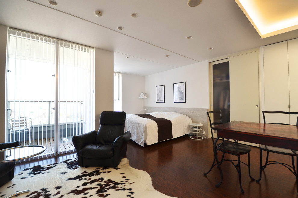 神戸にあるモダンスタイルのおしゃれな寝室 (白い壁、濃色無垢フローリング、茶色い床)