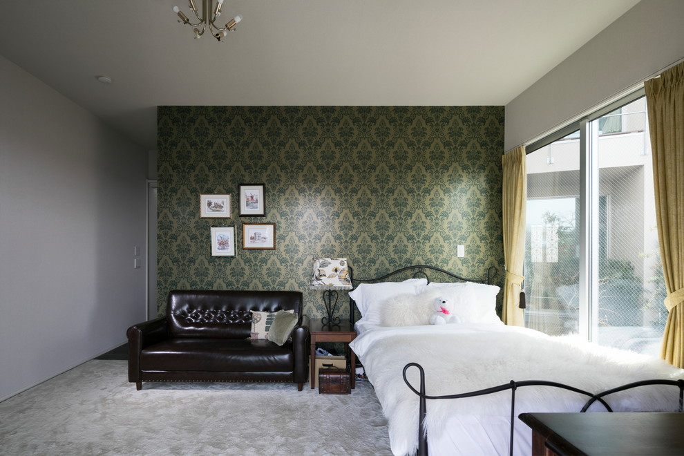 Immagine di una camera da letto etnica con pareti multicolore, moquette e pavimento grigio