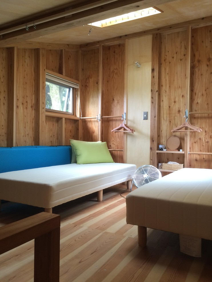 Foto di una piccola camera da letto stile loft stile rurale con pavimento in compensato