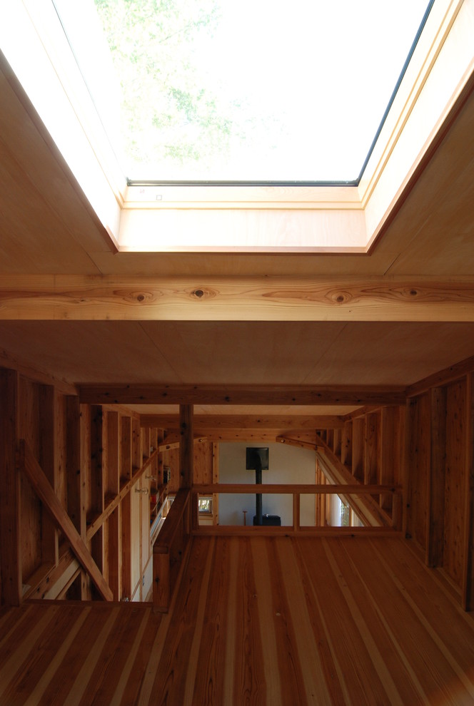 Kleines Uriges Schlafzimmer im Loft-Style mit Sperrholzboden in Sonstige