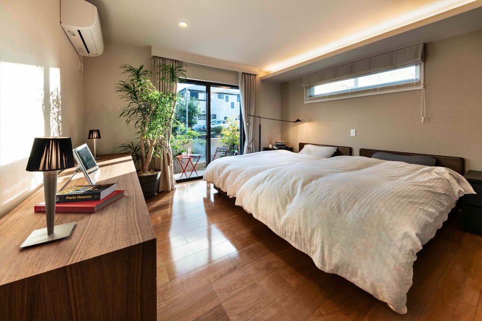 横浜にある広いコンテンポラリースタイルのおしゃれな主寝室 (白い壁、合板フローリング、茶色い床)