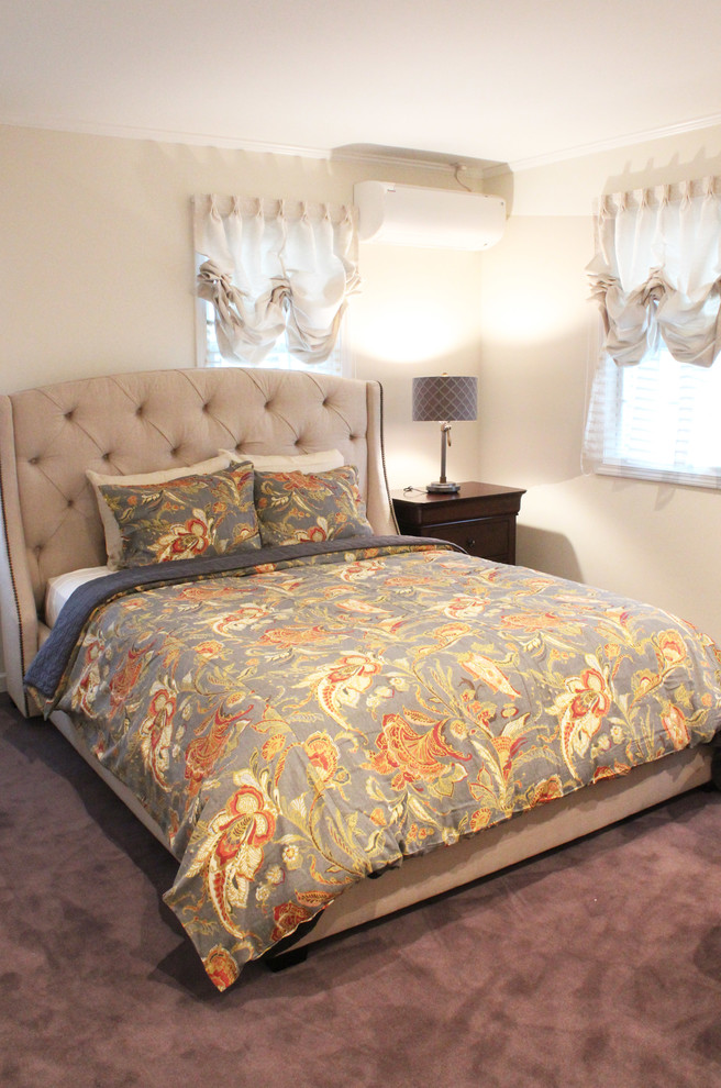他の地域にあるトラディショナルスタイルのおしゃれな寝室 (白い壁、カーペット敷き、グレーの床) のレイアウト