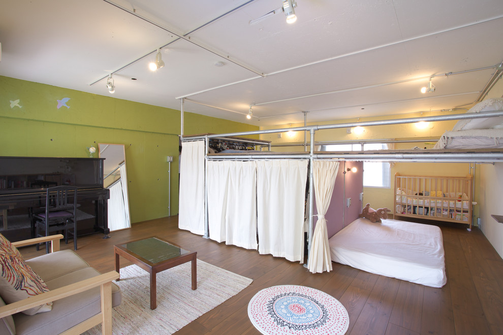 Industrial Schlafzimmer mit grüner Wandfarbe und dunklem Holzboden in Tokio