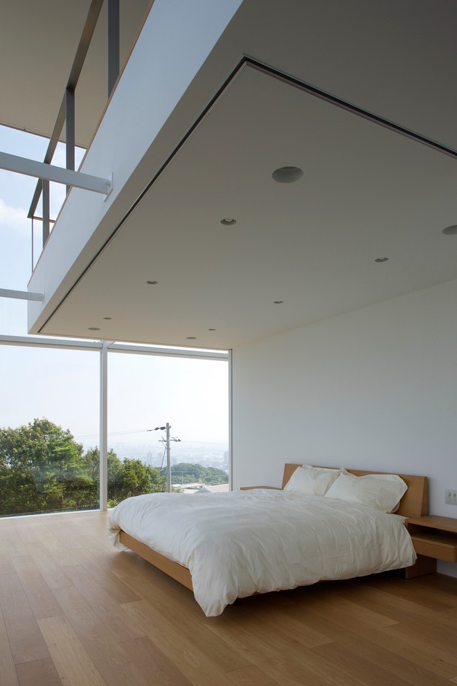 Modernes Schlafzimmer mit weißer Wandfarbe und hellem Holzboden in Tokio
