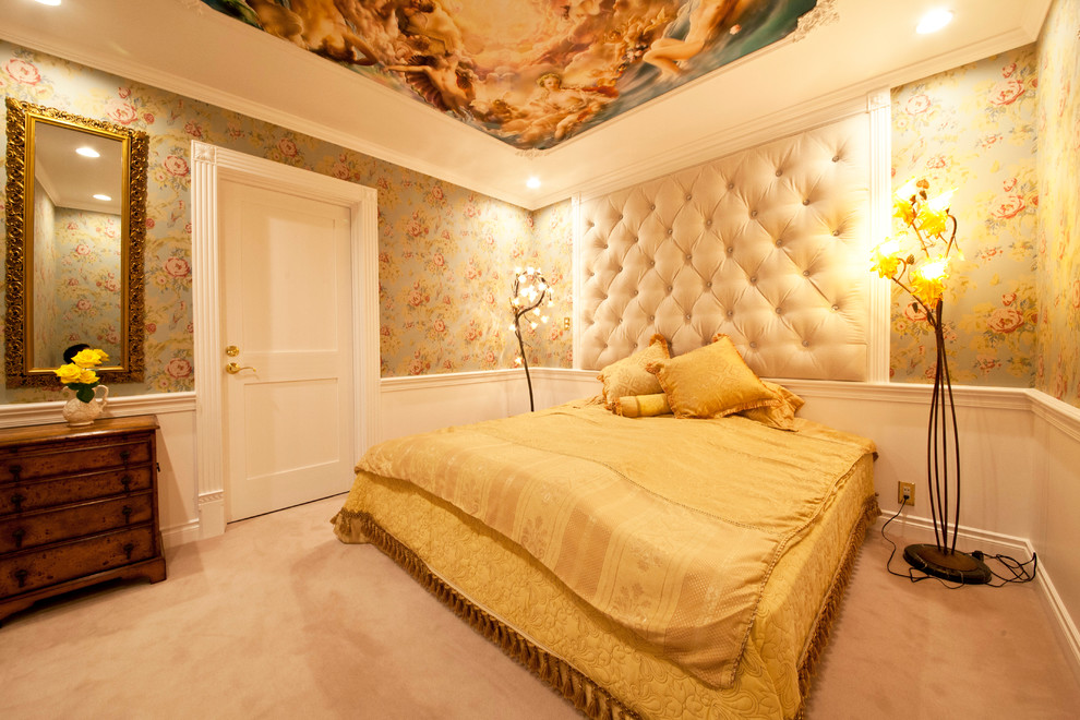 Imagen de dormitorio principal bohemio sin chimenea con moqueta y paredes beige